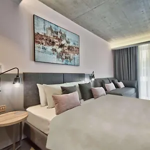 Hotel Number 11, Urban, San Ġiljan
